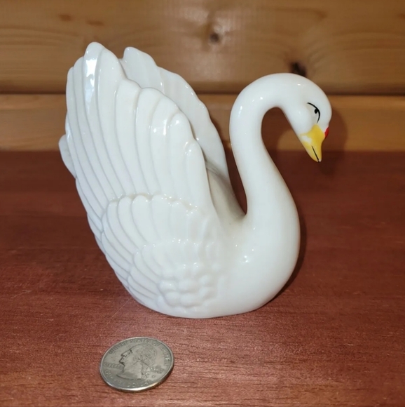 Vintage Salt or Pepper Shaker Floating White Swan with Red Basal Knob Porcelain - Picture 5 of 12